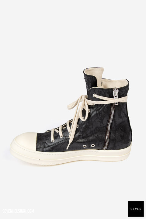  SNEAKS