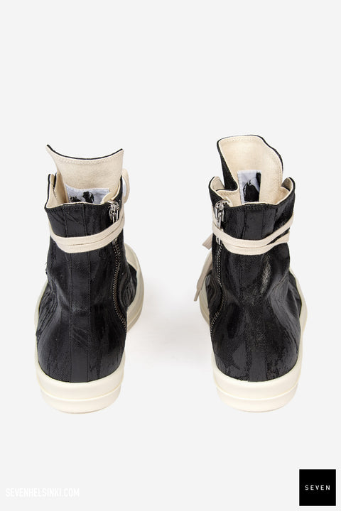  SNEAKS