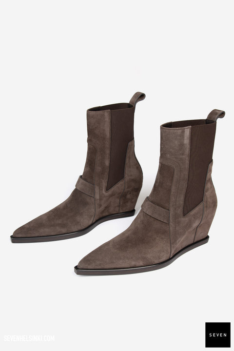 SHARP WEDGE SLIVER